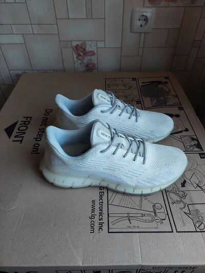 Продам чоловічі кросівки Білі