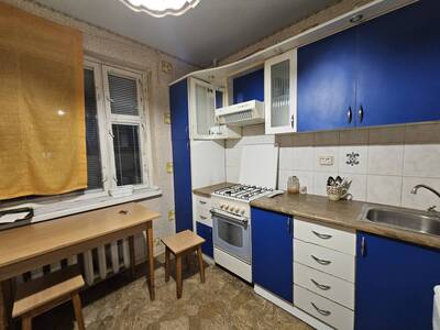 Повноцінна квартира у центрі, на зручному поверсі.