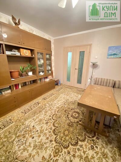 Продається трикімнатна квартира,вул.Героїв України.