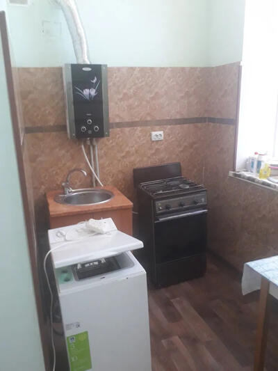 Продам квартиру на Полтавській у будинку де авто 2000.