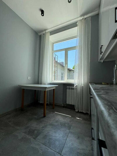 Квартира у м.Кропивницький, 4 кімн., сталінка, центр.