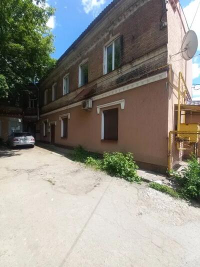 Продам квартиру в центрі.