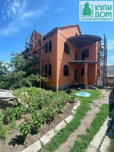 Продам 2-а будинки та двоповерхову сауну біля річки.