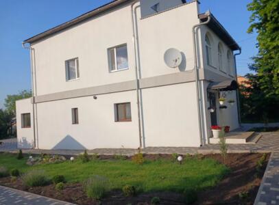 Продам розкішний будинок та в подарунок чисте повітря.