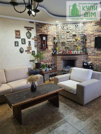 Продаж двоповерхового будинку