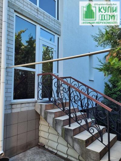 Продам 2-х поверховий будинок на Новоолексіївці. Торг.