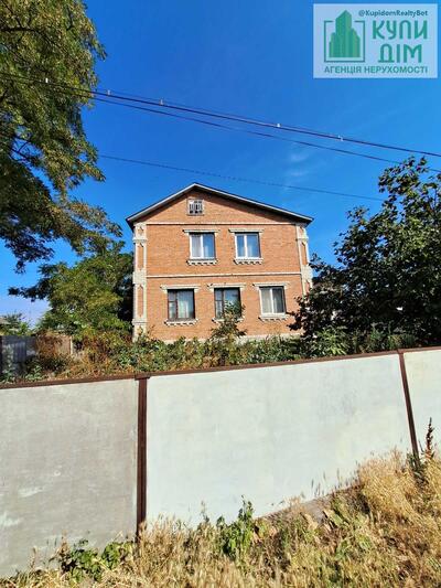 Продам двоповерховий будинок+ 46 сотк в центрі с.Іванівка..