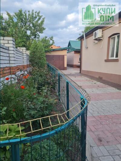 Продам велику половину будинку.