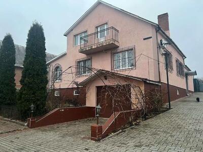 Затишний 2 поверховий будинок.