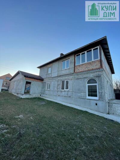 Продається чудовий будинок у мальовничому передмісті