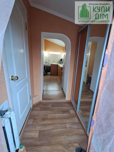 Продам півбудинку.