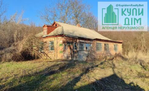 Будинок біля річки дачна ділянка.