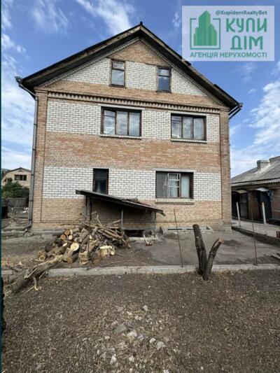 Двоповерховий Будинок в місті.