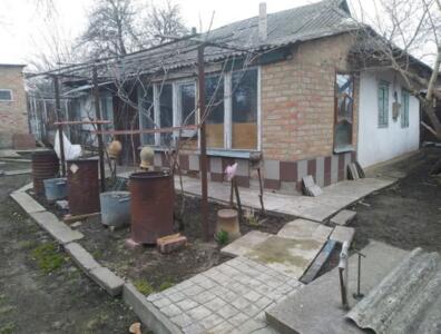 Будинок з великою земельною ділянкою.