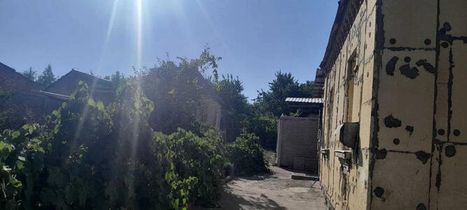 Продаж половини будинку.