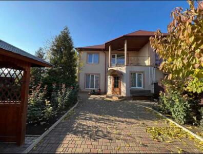 Продаж гарного добротного будинку, в затишному місці!.