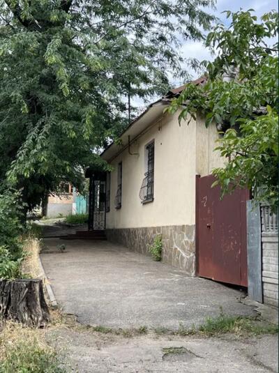 Продам будинок в центрі міста.