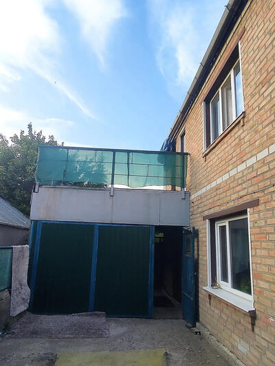 Двоповерховий будинок