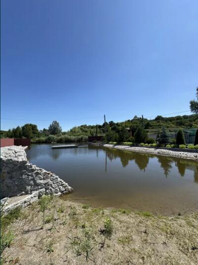 Дача з власним водоємом.