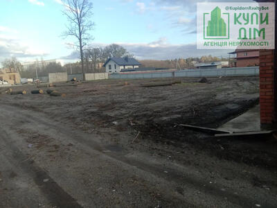 Ділянка під забудову 10 соток.