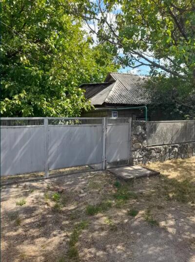 Житловий будинок з земельною часткою.