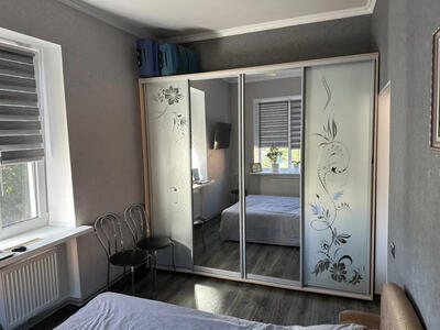 Продам трикімнатну квартиру на Миколаївці.