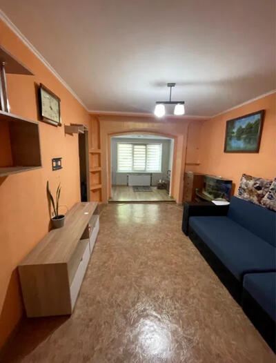 Продам квартиру під житло або бізнес.