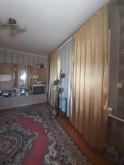 Пів Будинку АГО бiля зупинки.