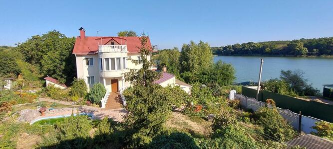 Будинок біля води в с.Нагорне