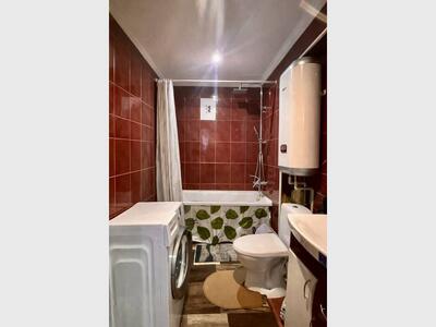 Продається затишна, світла, тепла малогабаритна квартира в самому центрі міста.