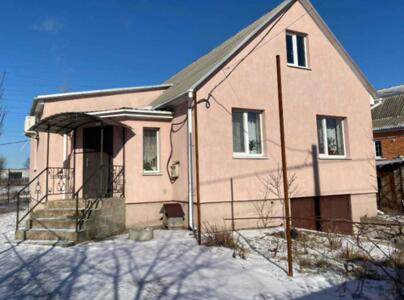 Два будинки на одній території